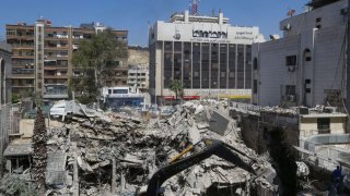 Un ataque atribuido a Israel dejó en ruinas un edificio anexado al Consulado de Irán en Damasco este lunes.