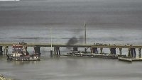 Embarcación choca contra un puente el Galveston