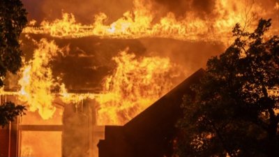 Voraz incendio acabó con un edificio de La Iglesia de Jesucristo en el vecindario de Liberty Wells
