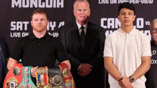 Canelo Álvarez y Jaime Munguía posan para una foto durante una rueda de prensa previa a su pelea de peso supermedio en The Beverly Hills Hotel el 19 de marzo de 2024 en Beverly Hills, California