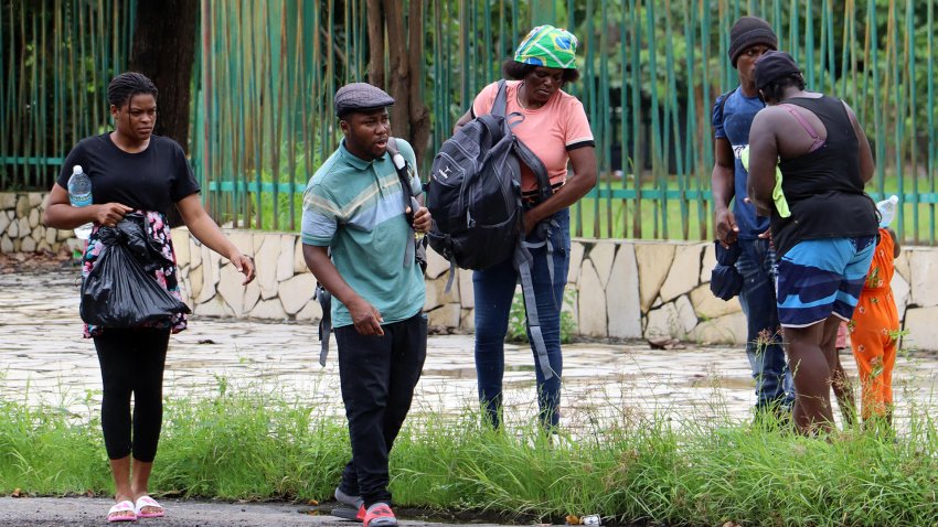 Migrantes desafían la alerta por lluvias y ciclones para cruzar la frontera sur de México