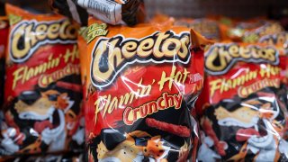 ARCHIVO - Flamin' Hot Cheetos se ponen a la venta en una tienda el 19 de abril de 2024 en Chicago, Illinois.