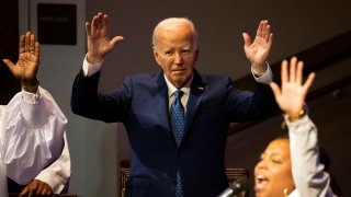 El presidente Joe Biden asiste a un servicio religioso en la Iglesia de Dios en Cristo de Mount Airy, el domingo 7 de julio de 2024, en Filadelfia, Pensilvania.