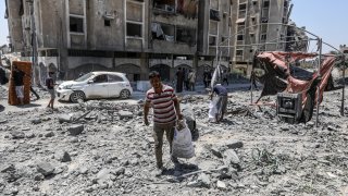Los palestinos con pertenencias, las que podrían llevar consigo, comienzan a migrar a zonas más seguras después de los ataques israelíes al campo de refugiados de Nuseirat en Deir al-Balah, Gaza.