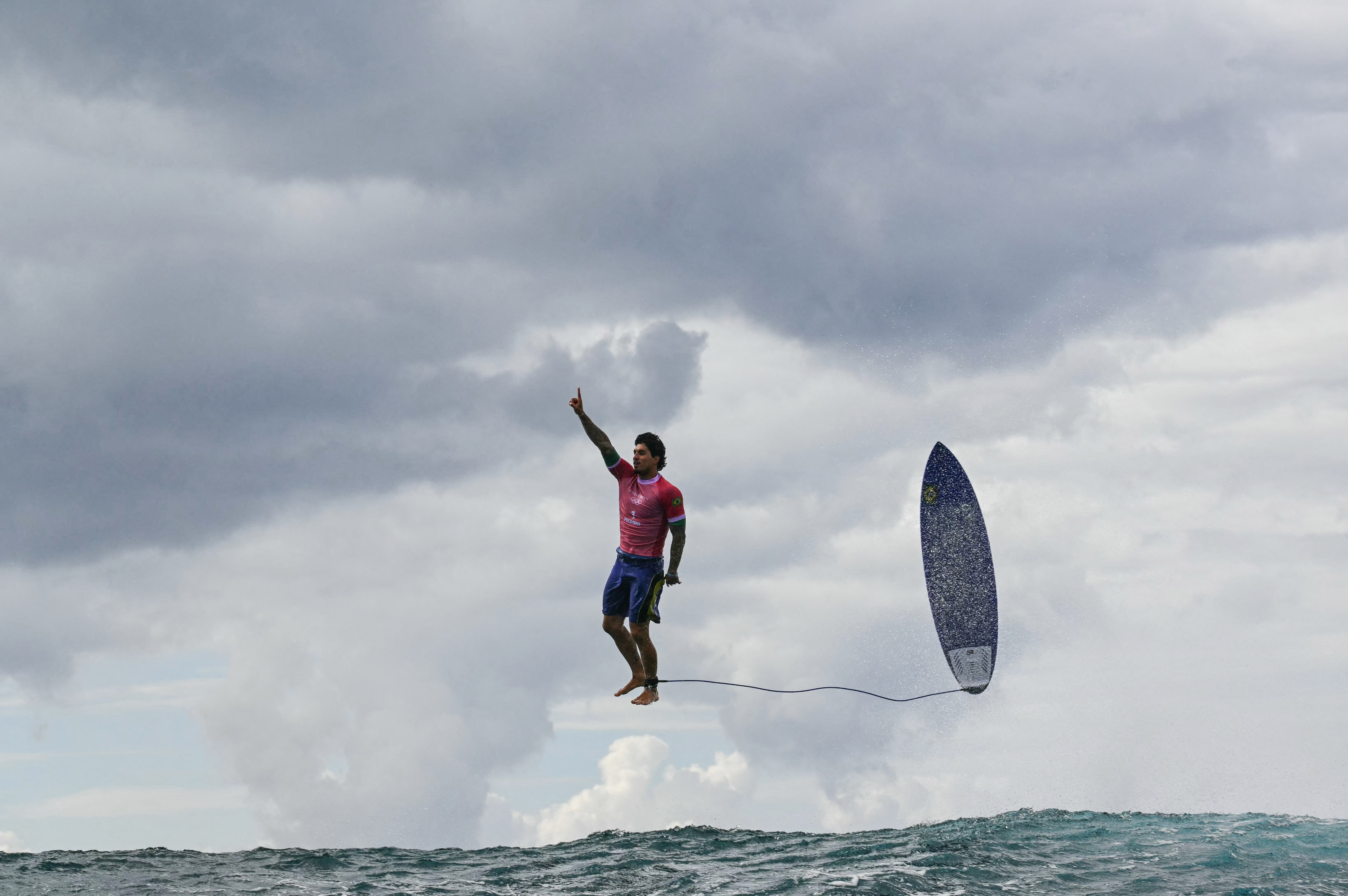 TOPSHOT – El brasileño Gabriel Medina reacciona después de recibir una gran ola en la quinta serie de la tercera ronda de surf masculino, durante los Juegos Olímpicos de París 2024, en Teahupo’o, en la isla polinesia francesa de Tahití, el 29 de julio de 2024. (Foto de JEROME BROUILLET/AFP vía Getty Images)