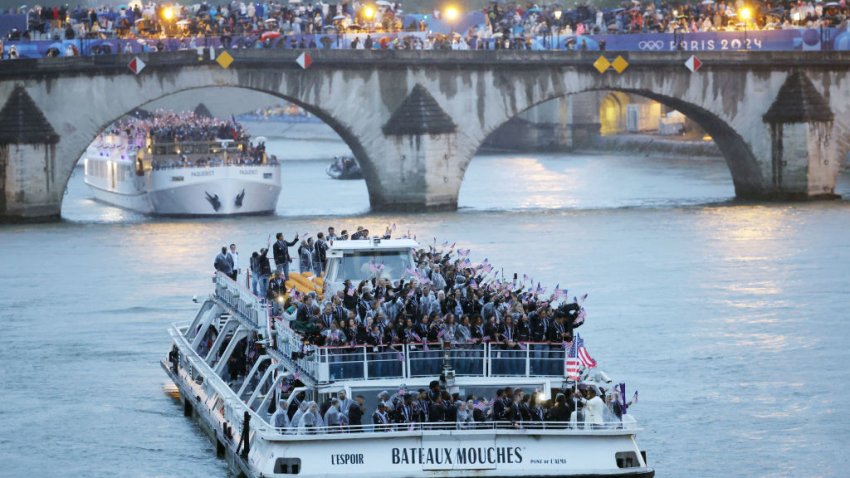 Video: el equipo olímpico de Estados Unidos navega por el río Sena durante la ceremonia de apertura en París