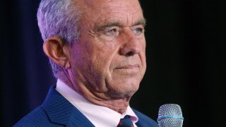 Robert F. Kennedy Jr. alaba la salida de Biden y acusa al partido de ocultar su deterioro