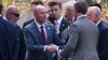 Llueven críticas a Cox por usar una foto con Trump en un cementerio militar en un email de campaña