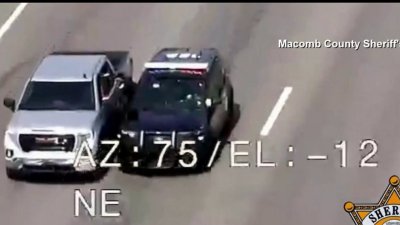 Un conductor se desmaya al volante y policía salta al auto en marcha para evitar un accidente