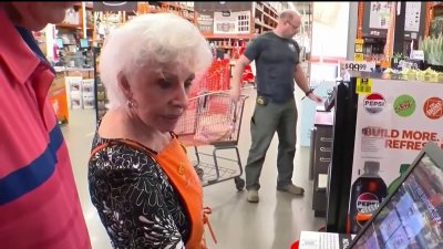 Mujer de casi 100 años fue reconocida por ser la empleada más longeva de Home Depot