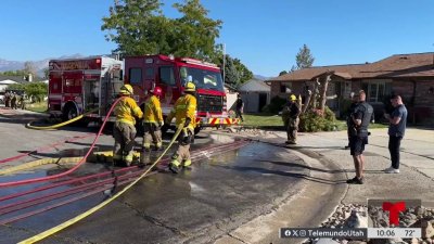 Bomberos apagan llamas en un ático de una casa en Taylorsville