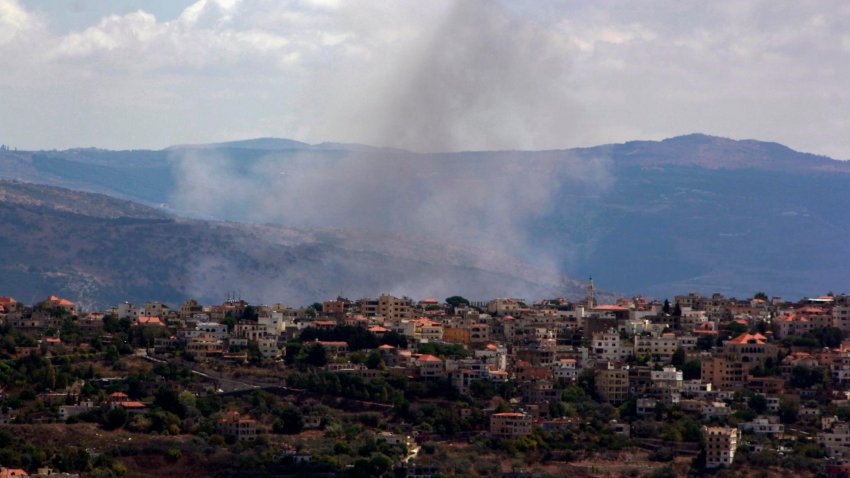 El humo se eleva después de que un bombardeo israelí impactara la ciudad de Khiyam, cerca de la frontera entre Líbano e Israel, en el sur del Líbano, el 19 de septiembre de 2024. El ministro de Salud del Líbano, Firas Abiad, dijo el 19 de septiembre que al menos 37 personas resultaron heridas y más de 2.900 resultaron heridas después de que varios dispositivos de comunicación inalámbrica (buscapersonas) fueran detonados el 17 y 18 de septiembre. El grupo terrorista libanés Hezbolá afirmó en un comunicado que Israel estaba detrás de los ataques. El ejército israelí afirmó que atacó varios objetivos de Hezbolá en el Líbano para “degradar” las capacidades y la infraestructura del grupo, acusando al grupo militante de convertir el sur del Líbano en una “zona de combate”. (Líbano, Hizbulá/Hezbolá) EFE/EPA/STR