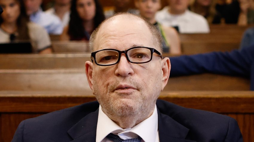 TOPSHOT – El ex productor de cine Harvey Weinstein comparece en el Tribunal Penal de Manhattan para una audiencia previa al juicio, tras su anulada condena por delitos sexuales, en la ciudad de Nueva York, 19 de julio de 2024. Weinstein podría enfrentarse a nuevos cargos de agresión sexual antes de su nuevo juicio, según informó la fiscalía de Manhattan el 9 de julio de 2024. Las autoridades están investigando “agresiones sexuales violentas adicionales” presuntamente llevadas a cabo por Weinstein que no están sujetas a un estatuto de limitaciones, dijo la asistente del fiscal de distrito Nicole Blumberg. (Foto de KENA BETANCUR / POOL / AFP) (Foto de KENA BETANCUR/POOL/AFP vía Getty Images)