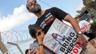 Jonathan Polin y Rachel Goldberg, padres del rehén israelí Hersh Goldberg-Polin, asisten a una manifestación de las familias de los rehenes tomados cautivos en la Franja de Gaza desde los ataques del 7 de octubre.