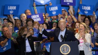 El presidente de Estados Unidos, Joe Biden (c), recibe aplausos al subir al escenario junto a la vicepresidenta estadounidense y candidata presidencial demócrata Kamala Harris (i) durante un evento de campaña en Pittsburgh, Pensilvania.