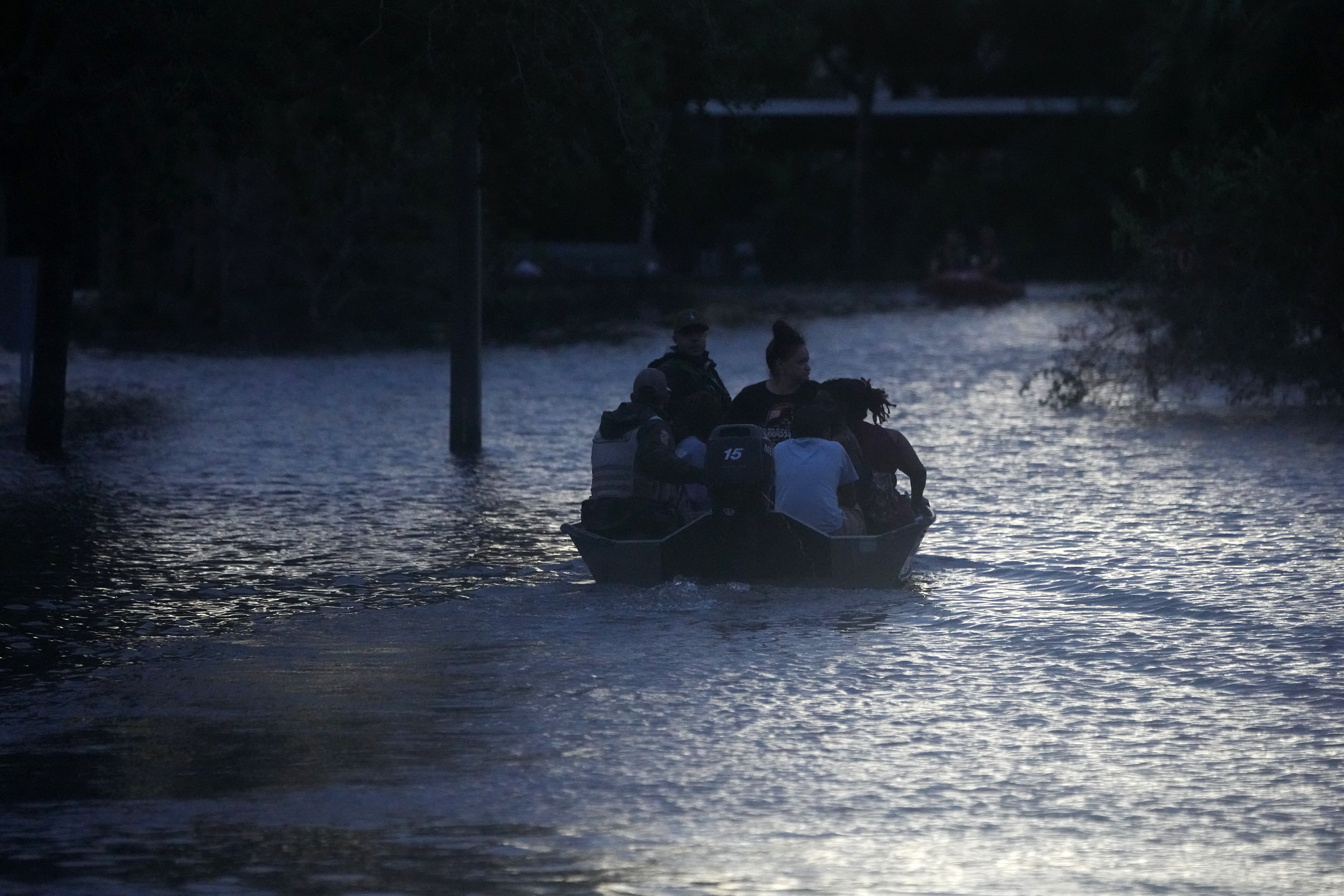 Los residentes son rescatados de un complejo de apartamentos en Clearwater que se inundó y se desbordó un arroyo debido al huracán Milton el 10 de octubre de 2024 en Florida.