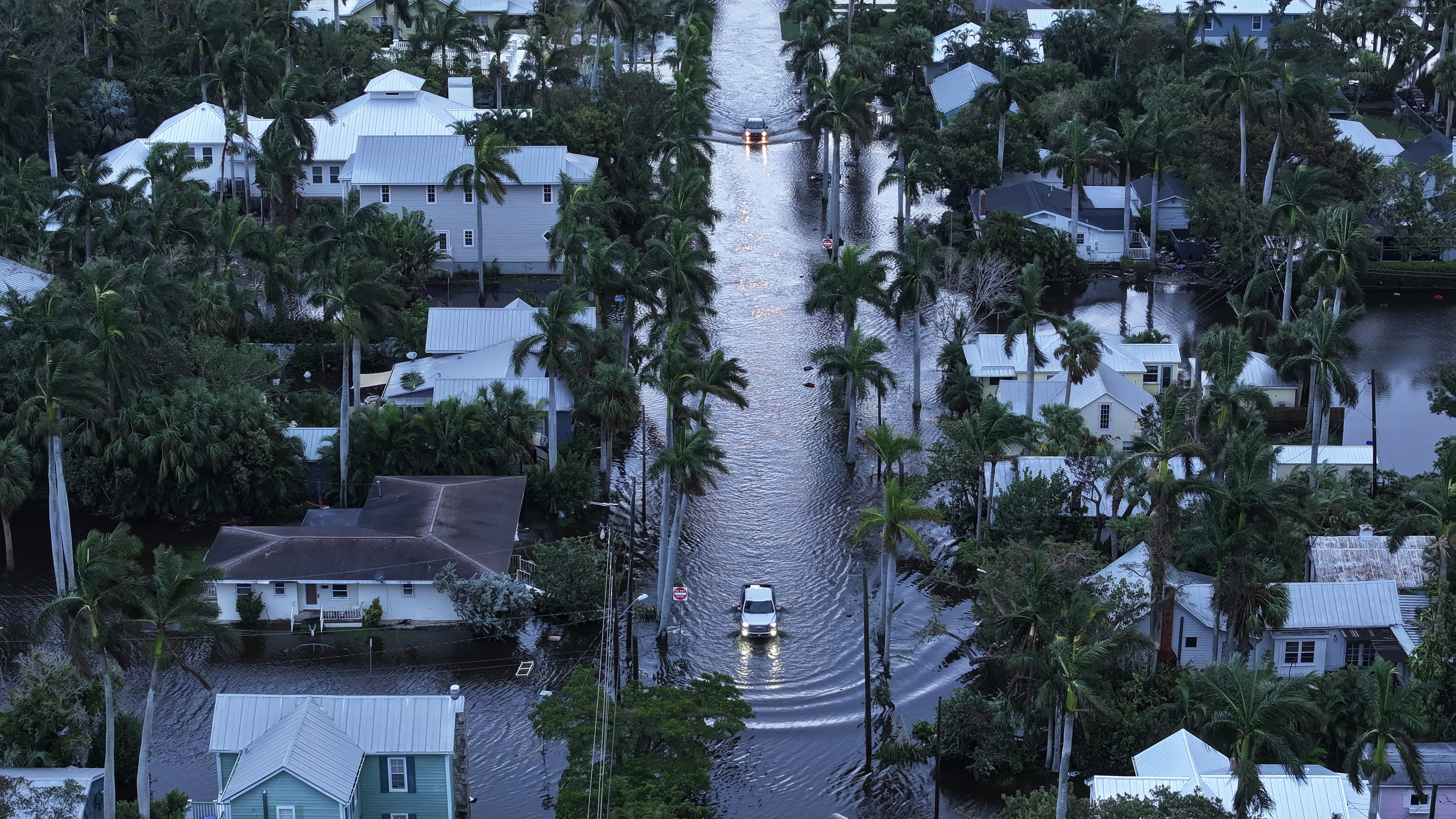 En esta vista aérea, las lluvias inundan un vecindario después de que el huracán Milton tocara tierra el 10 de octubre de 2024 en Punta Gorda, Florida.