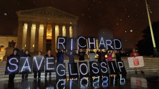 Activistas se manifiestan frente a la Corte Suprema, este martes, en Washington, DC.