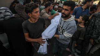 Al menos 35 muertos en Gaza mientras tanques israelíes profundizan la incursión en Yabalia