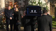 AMERSHAM, INGLATERRA - 20 DE NOVIEMBRE: Los padres de Liam Payne, Karen y Geoff Payne, observan cómo llevan su ataúd al funeral, el 20 de noviembre de 2024 en Amersham, Reino Unido. Se ha anticipado ampliamente que el funeral privado de la ex estrella de One Direction, Liam Payne en Amersham, atraerá tanto a celebridades como a fanáticos que desean presentar sus últimos respetos. El cantante murió tras caer desde el balcón de un hotel en Buenos Aires el 16 de octubre. (Foto de Dan Kitwood/Getty Images)