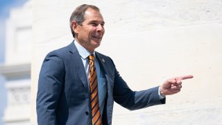 El representante John Curtis ganó la banca que deja Mitt Romney en el senado.