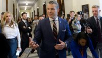 Pete Hegseth, seleccionado por el presidente electo Donald Trump para que sea secretario de Defensa, habla con la prensa tras reunirse con senadores en el Capitolio, el 21 de noviembre de 2024, en Washington. (AP Foto/Rod Lamkey, Jr.)