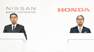 El director ejecutivo de Nissan Motor, Makoto Uchida (izq.), y el director ejecutivo de Honda Motor, Toshihiro Mibe (der.), asisten a una conferencia de prensa conjunta el 23 de diciembre de 2024 en Tokio, Japón.