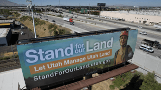 Un cartel a lo largo de la carretera interestatal 80 para la campaña estatal "Stand for our Land" contra la Oficina de Administración de Tierras para recuperar el control de las tierras públicas.