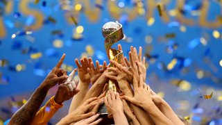 Jugadoras estadounidenses levantan el trofeo tras el torneo de la de la Copa Mundial Femenina FIFA 2019.