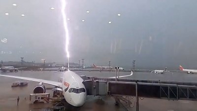 En video: rayo cae sobre avión en aeropuerto de Brasil