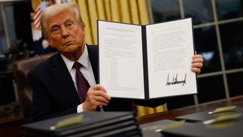 El presidente Donald Trump firma órdenes ejecutivas en el Despacho Oval el 20 de enero de 2025 en Washington, DC. Trump toma posesión de su segundo mandato como 47º presidente de Estados Unidos.