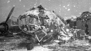 Foto del 6 de febrero de 1958, nieve cae sobre los restos de la aeronave BEA Elizabethan Airliner que se impactó al intentar despegar en Munich con integrantes del equipo del Manchester United y que resultó en 21 personas fallecidas, incluyendo siete jugadores.