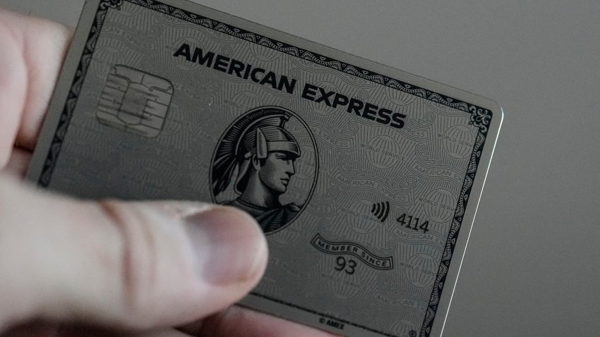 Una tarjeta American Express, el 18 de enero de 2024, en Atlanta. (AP Foto/Mike Stewart, Archivo)