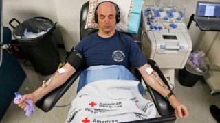 Eric Timpson dona sangre en el Centro de Donación de la Cruz Roja Americana, el 23 de marzo de 2020, en Murray, Utah.