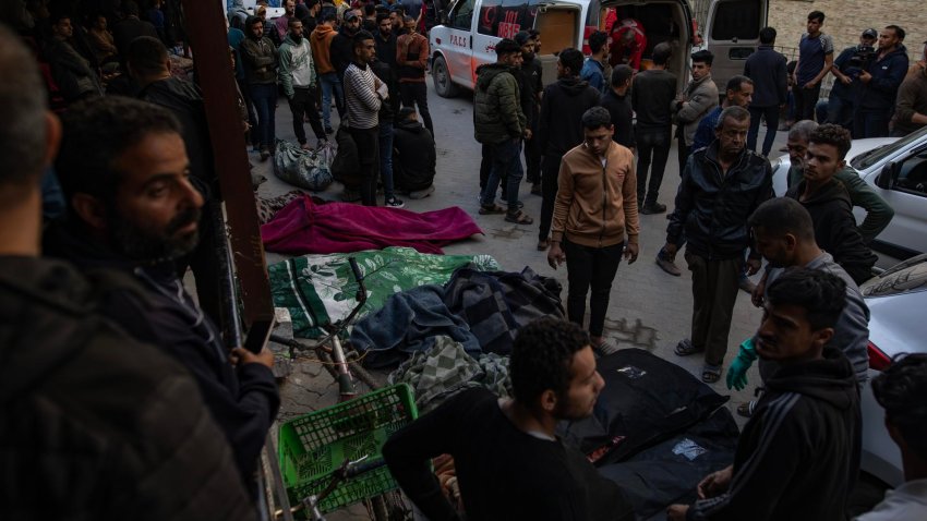 Unos palestinos alrededor de los cuerpos de personas muertas por los ataques aéreos israelíes, en el Hospital Al-Maadani en la ciudad de Gaza, el 18 de marzo de 2025. EFE/EPA/HAITHAM IMAD