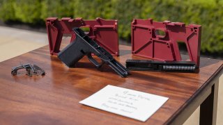 Un kit de armas fantasma durante un evento en el Jardín de las Rosas de la Casa Blanca en Washington, D.C., el lunes 11 de abril de 2022.