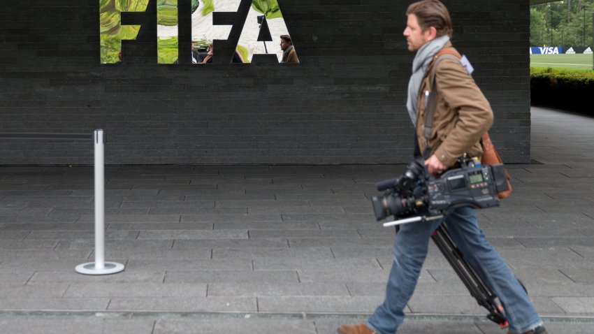 Un camarógrafo asiste a una rueda de prensa en la sede de la FIFA el 27 de mayo de 2015 en Zúrich, Suiza.