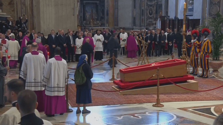 Monja rompe el protocolo para honrar al papa Francisco, su amigo de décadas