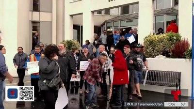 Empleados del UTA protestan por mejores condiciones