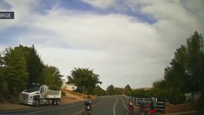 Captado en video: Conductor evita arrollar a niños en motocicleta en St. George