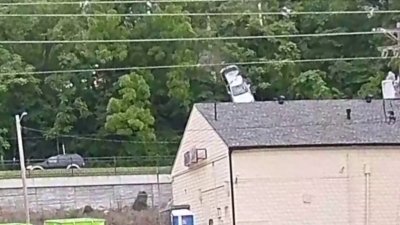 Minuto Digital: Impactante momento en el que un auto se estrella con un techo