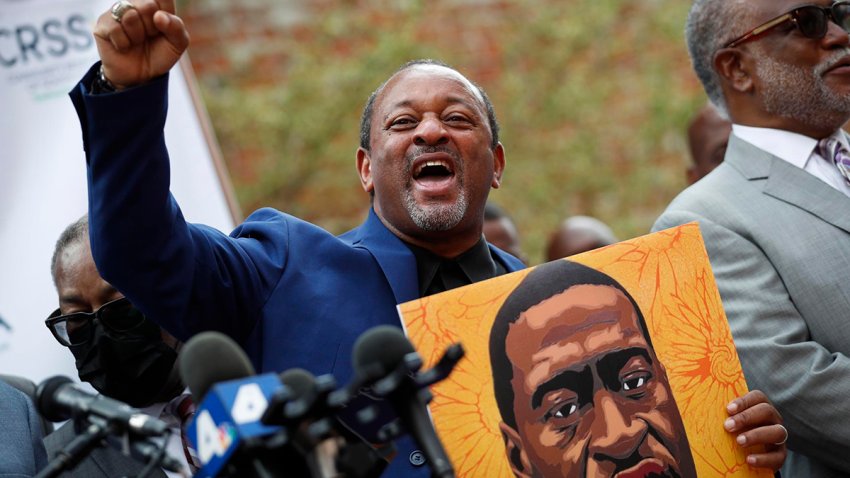 Foto de archivo de Najee Ali, activista comunitario, durante una manifestación por la muerte de George Floyd. EFE/EPA/CAROLINE BREHMAN
//////////
Los Angeles (United States), 08/10/2021.- Najee Ali, a community activist, joins family members and friends of the late George Floyd as they participate in a news conference to launch the family’Äôs Nationwide Thank You Tour at Leimert Park in Los Angeles, California, USA, 08 October 2021. The Thank You Tour is to thank those who supported the family of George Floyd the past year. George Floyd was killed in Minneapolis, Minnesota, on 25 May 2020 after now-convicted former police officer Derek Chauvin kneeled on Floyd’s neck for nine minutes, twenty-nine seconds. (Estados Unidos) EFE/EPA/CAROLINE BREHMAN