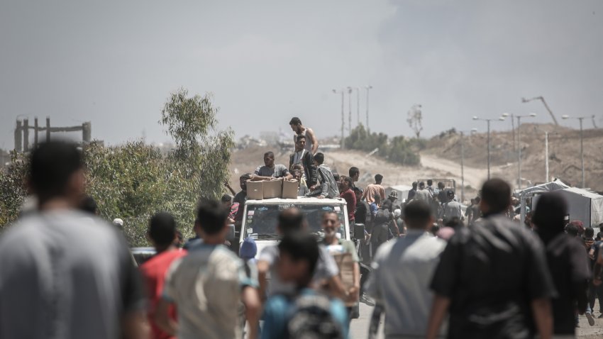 Palestinos en un centro de distribución de ayuda humanitaria en el corredor de Netzarim, en el centro de la Franja de Gaza, el jueves 29 de mayo de 2025. La Fundación Humanitaria de Gaza, respaldada por Estados Unidos e Israel, afirma que abrió un cuarto centro de distribución y que tres de sus cuatro centros estaban plenamente operativos y dispensaban ayuda el jueves. Fotógrafo: Ahmad Salem/Bloomberg vía Getty Images