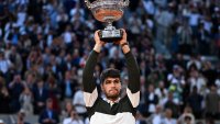 PARÍS, FRANCIA – 08 DE JUNIO: Carlos Alcaraz, de España, levanta el trofeo Coupe des Mousquetaires tras su victoria sobre Jannik Sinner, de Italia, en el partido de la final individual masculina de la decimoquinta jornada del Abierto de Francia 2025 en Roland Garros el 08 de junio de 2025 en París, Francia. (Foto de Daniel Kopatsch/Getty Images)