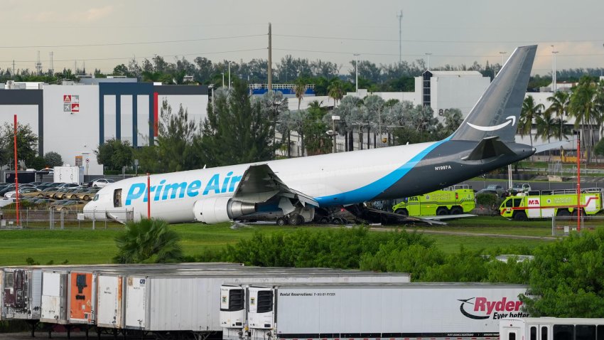 Fotografía de un avión de carga con el logotipo de Amazon este domingo, en el Aeropuerto Internacional de Miami (EE.UU.). EFE/ Alberto Boal