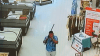 En video: hombre armado con rifle causa pánico en supermercado Sedano’s