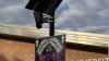 Lo acusan de colocar un letrero en una cámara de vigilancia vial en Weber, comunidad protesta